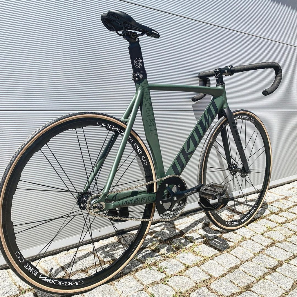 Fixie Rididden Can a fixed gear bike be ridden backwards? – Unknown Bikes Europe